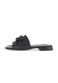 Zwarte leren slip-onsandalen met een vierkante neus, een lage blokhak en een gestructureerd bloemenpatroon op de bovenkant. Glad afgewerkt.