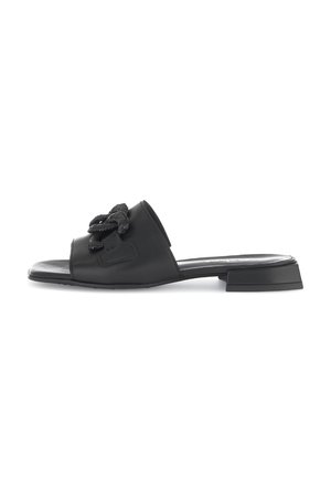 Zwarte leren slip-onsandalen met een vierkante neus, een lage blokhak en een gestructureerd bloemenpatroon op de bovenkant. Glad afgewerkt.