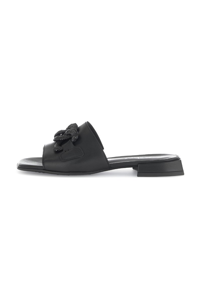 Zwarte leren slip-onsandalen met een vierkante neus, een lage blokhak en een gestructureerd bloemenpatroon op de bovenkant. Glad afgewerkt.