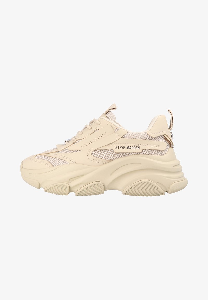 Baskets beiges épaisses avec des panneaux en mesh, semelle épaisse, fermeture à lacets à l’avant et étiquette « Steve Madden » sur le côté, vues de côté extérieur.