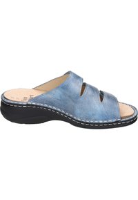 Blaue Leder-Sandale mit drei Ausschnitten, hellbeige Innensohle, schwarzer Gummisohle und weißen Nähten entlang der Kante.