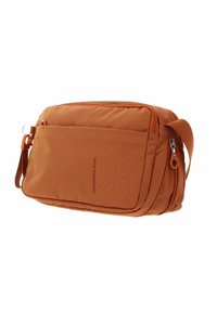 Borsa a spalla in tessuto arancione con superficie testurizzata, dotata di una tasca frontale con zip e di una tracolla removibile. Forma rettangolare compatta.