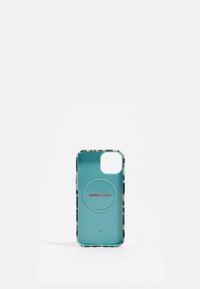 Funda de teléfono móvil con un interior color verde azulado, exterior de estampado de leopardo y un logo rojo de "Bimba y Lola". Presenta un área circular para imán. Forma rectangular.