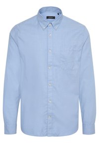 Chemise bleu clair à manches longues avec boutons, col boutonné et une seule poche poitrine.