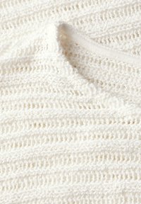 Weißes gestricktes Gewebe mit offenem Muster und strukturierten Streifen. Weiches, leichtes Material mit rundem Ausschnitt.