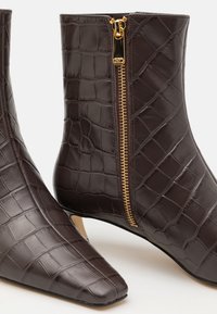 MICHAEL Michael Kors COSMO KITTEN BOOTIE - Klasické členkové čižmy - chocolate