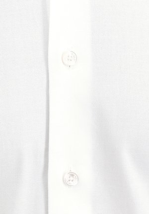 Weißes Hemd mit strukturiertem Stoff, einer Reihe von Knöpfen, einem sichtbaren Knopf und einer sauberen Verarbeitung entlang der Knopfleiste.