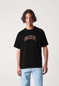 Hollister Co. BOXY ELEVATED TECH LOGO - Μπλουζάκι με στάμπα - black beauty update