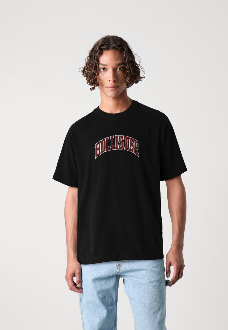 Hollister Co. BOXY ELEVATED TECH LOGO - Μπλουζάκι με στάμπα - black beauty update