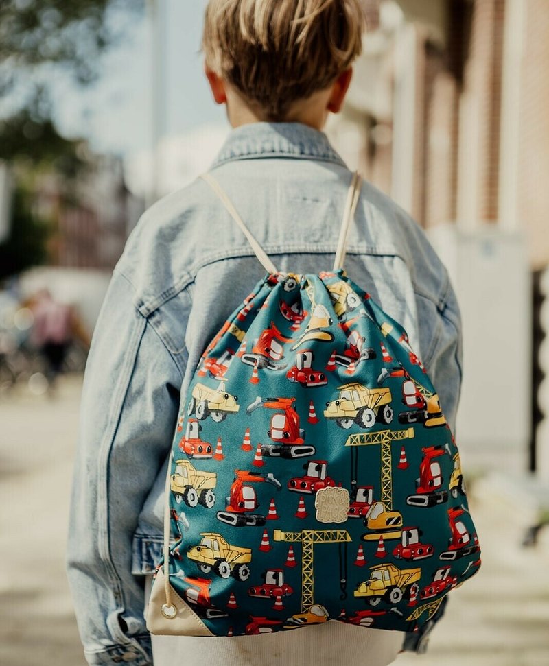 Trekzak met drawstring in teal stof, met kleurrijke patronen van constructievoertuigen zoals kranen, vrachtwagens en verkeerskegels.