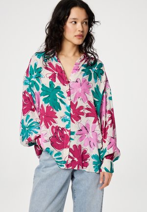 Kleurige bloeiende overhemd met grote roze en teal patronen op een lichte achtergrond, met een ontspannen pasvorm en lange mouwen.