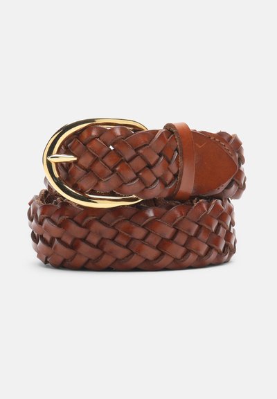 Rjav pas z vzorcem iz pletenega usnja s sijočo zlato ovalno zaponko, zvit na enostavni svetli podlagi.