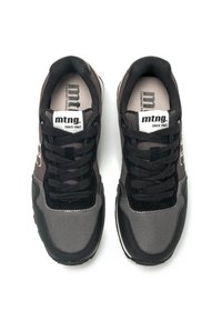 Schwarze und graue Sneakers mit einem Obermaterial aus Mesh, Wildlederakzenten und einem gepolsterten Kragen. Die Schnürsenkel sind schwarz und es gibt ein Logo-Tag auf der Zunge.