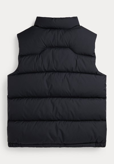 Černá prošívaná bezrukávová péřová vesta s vysokým límcem, horizontálním prošitím a elastickým lemem, zobrazena zezadu na bílém pozadí.