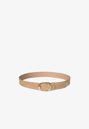 Beige suède riem met een afgeronde gouden gesp en gestikte randen, plat gelegd op een witte achtergrond.