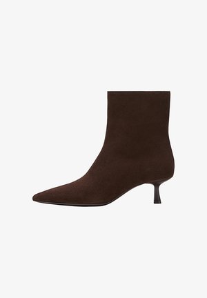 Brauner Wildleder-Stiefelette mit spitz zulaufender Schuhspitze und schlankem Kitten-Heel. Glatte Oberfläche, nahtloses Design und dezente Silhouette.