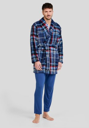 Batín de felpa suave a cuadros en tonos azules, rojos y grises, con cinturón atado; combinado con pantalones de pijama azules lisos.
