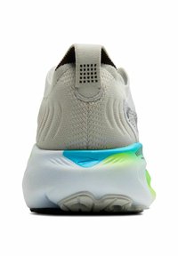 Scarpa sportiva grigia chiara con tomaia testurizzata, tallone imbottito e suola colorata con accenti blu, verde e giallo.