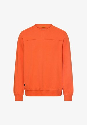 Hellorange langärmeliges Sweatshirt mit geripptem Kragen, Bündchen und Saum, mit einer horizontalen Naht über der Brust und einem kleinen schwarzen Etikett nahe am Saum.