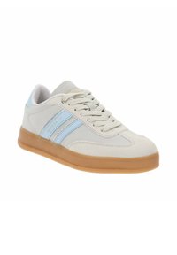Jasnoszare sneakersy z niebieskimi paskami i srebrnymi akcentami. Zamszowa cholewka z zaokrąglonym noskiem i teksturowaną gumową podeszwą. Zapięcie na sznurówki.