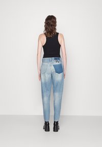Calvin Klein Jeans MOM JEAN - Vaqueros boyfriend - denim light