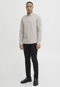 Casual Friday CFANTON - Srajca - white w  coffee liqueur strip