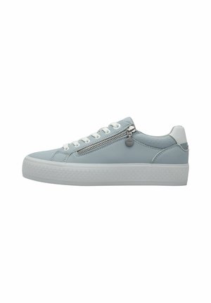 Zapatilla de piel azul claro con cordones blancos y suela texturizada. Presenta un detalle de cremallera plateada y un acento metálico redondo en el lateral.