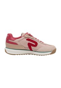 Baskets rose clair et beige avec des accents rouges, logo rouge "R" sur le côté, lacets roses et semelle blanche avec rainures brun clair.