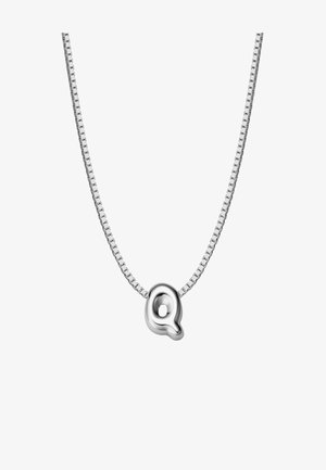 Sudraba ķēde ar kaklarotu, kas rotāta ar stilizētu burtu "Q" piekariņu ar pulētu virsmu un atvērtu centru, kas karājas no saistītās ķēdes.