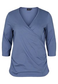 Himmelblå omlottopp med 3/4-långa ärmar, med en v-ringning, draperat tyg och samlad detalj på sidan för ökad form.