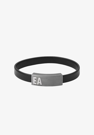 Schwarzes Lederarmband mit flacher Металverschluss, der das gravierte "EA"-Logo zeigt, glatte Textur und modernes, minimalistisches Design.