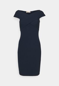 Vestido azul marino de hombros descubiertos con un diseño entallado de canalé, que presenta un escote cruzado y un dobladillo a la altura de las rodillas.
