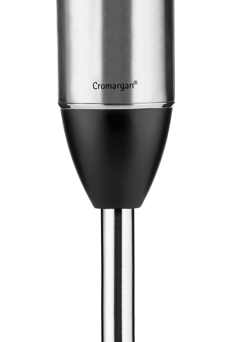 Mixeur plongeant en acier inoxydable avec une base en plastique noir, présentant une texture métallique lisse et un logo sur la section supérieure.