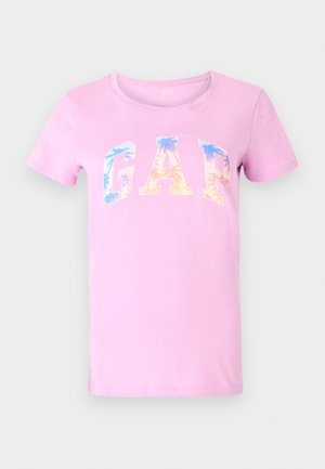 T-shirt en coton rose avec le logo "GAP" en dégradé bleu et orange, motif de palmier, manches courtes et col rond.
