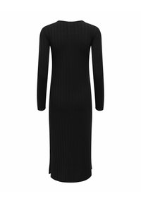 Abito a maglia nera a coste con maniche lunghe, scollo a barca e spacchi laterali. Il tessuto ha una texture liscia e una silhouette aderente.
