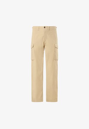 Pantalon cargo beige à jambes droites avec fermeture à bouton et zip devant, passants pour ceinture et deux poches à rabat sur chaque cuisse.