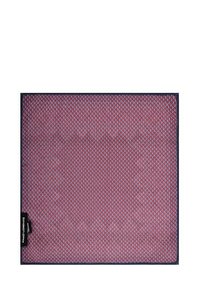 Czerwono-niebieski kwadratowy materiał z wzorem o geometrycznym kształcie i czarną metką po lewej stronie. Gładka tekstura, materiał tkaninowy.