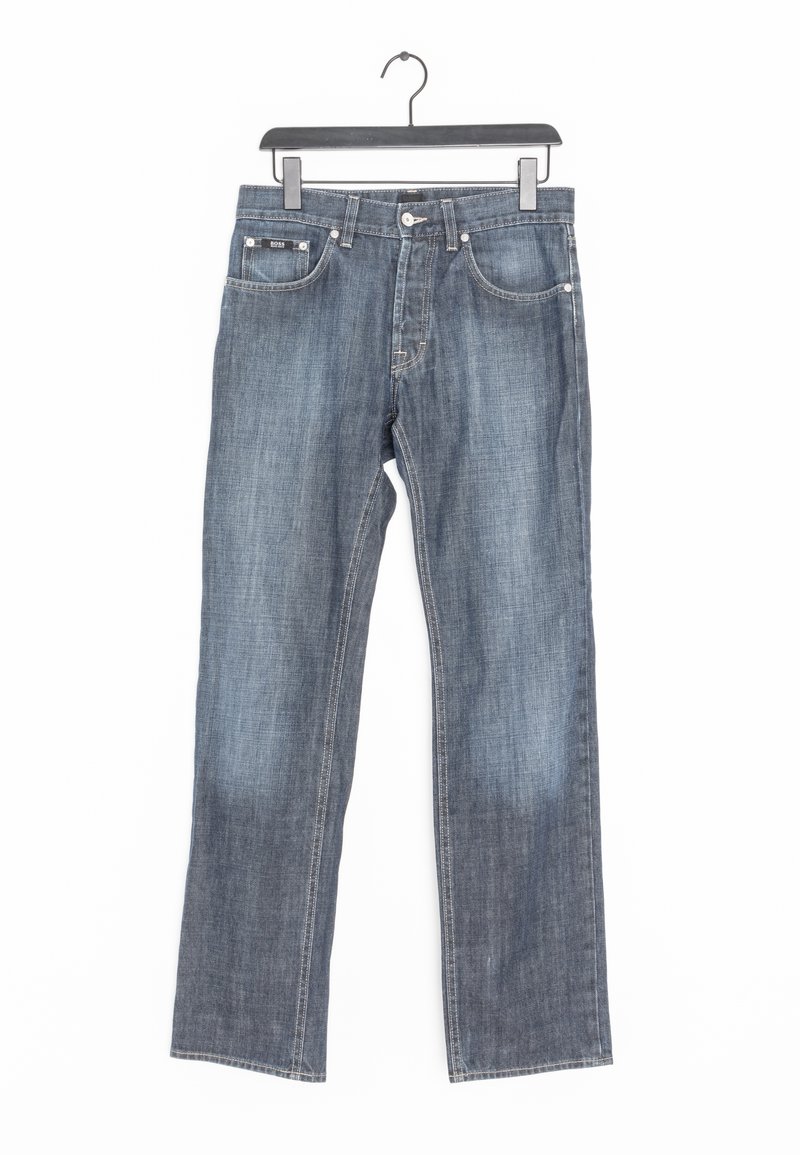 Niebieskie dżinsy z denimu o prostym kroju nogawek, charakteryzujące się jasnym przetarciem, subtelnym blaknięciem, pięcioma kieszeniami oraz metalowymi ozdobami.