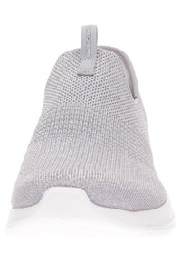 Scarpa slip-on grigia in maglia con superficie testurizzata, punta arrotondata e suola bianca. Presenta un'etichetta di supporto con il marchio "Skechers".