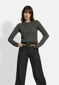 Just Cashmere ROUND NECK CABLE - Stickad tröja - mottled anthracite