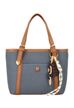 Blaue Stofftragetasche mit braunen Ledergriffen und Besatz, Fronttasche und dekorativem Schlüsselanhänger mit Schokoriegel-Anhänger und Seil.