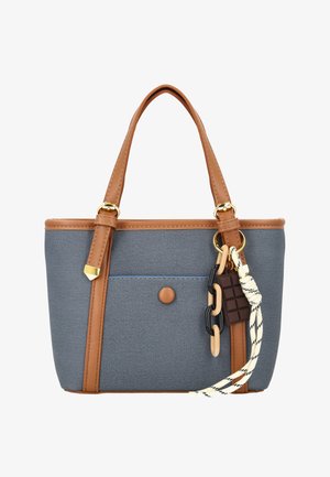 Niebieska torba na ramię z tkaniny z brązowymi skórzanymi uchwytami i obszyciem, przednią kieszenią oraz ozdobnym brelokiem z zawieszką w kształcie tabliczki czekolady i sznurkiem.