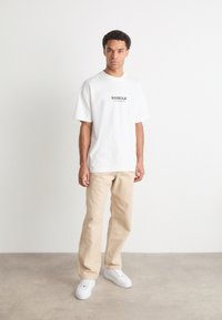 Barbour International FORMULA - T-shirt estampada - white