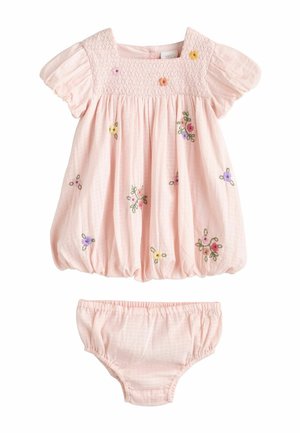 Rosa Baumwollkleid mit kurzen Puffärmeln, gerafftem Oberteil und floralem Stickmotiv. Inklusive passender rosa Bloomershorts. Strukturierter Stoff.