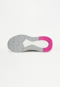 Shoezool met grijs rubber, voorzien van een gestructureerd patroon en een roze accent, gevormd voor grip en tractie.