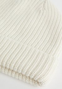 WE STUDIO - Cepure - white