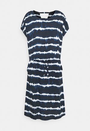 Granatowa i biała sukienka w paski z krótkim rękawem, okrągłym dekoltem, talią podkreśloną paskiem do wiązania oraz prostą spódnicą do kolan.