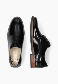 Chaussures en cuir verni noir avec bout arrondi, lacets et talon en bois brun. Texture lisse, couture minimaliste et branding discret à l'intérieur.