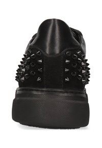Schwarze Sneakers mit einer glatten Lederoberfläche und strukturiertem Stoff, verziert mit schwarzen Stacheln entlang der Seiten, und einer strukturierten Gummisohle.