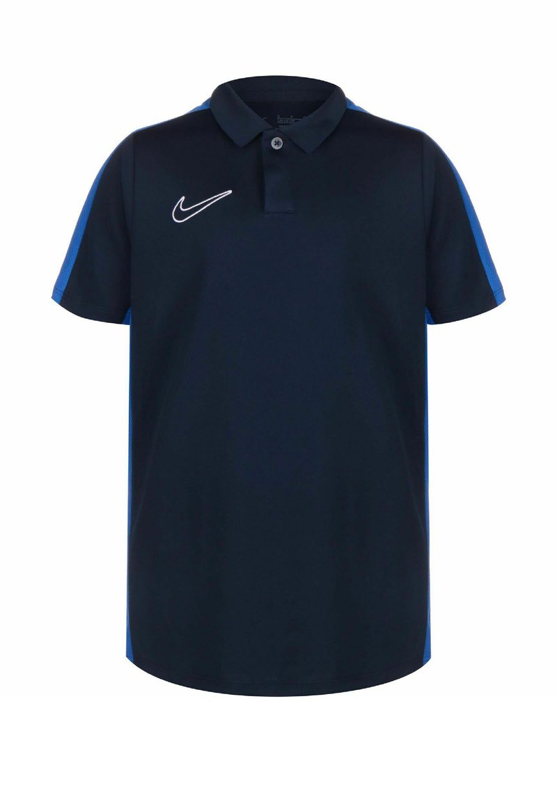 Polo shirt navy con pannelli laterali blu, realizzato in tessuto traspirante. Caratterizzato da un colletto con bottoni e un logo bianco ricamato sul petto.